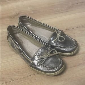 Women's Sperry Shiny Silver Boat Shoes. Lightly Worn.‎ Size 7.5.